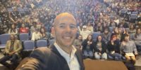 KSPA executive director Eric Thomas poses before a crowd of hundreds of student journalists at one of our group's many in-person events.